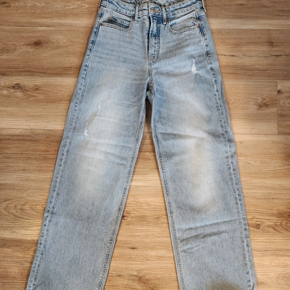 Old Navy Sky-Hi Wide Leg Jeans | Light Wash | Distressed | Size 2 - Picture 1 of 3
